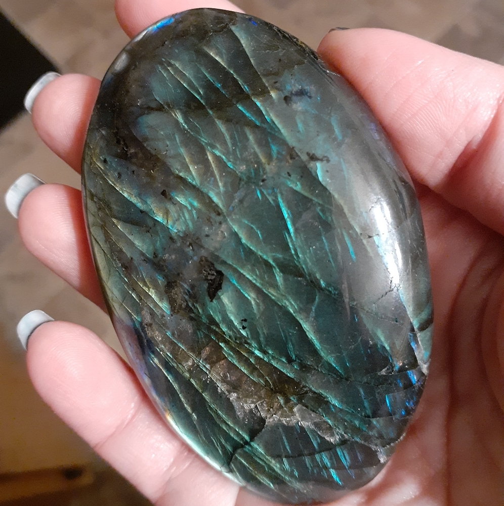Large Labradorite Palmstone - Picture 5 of 6